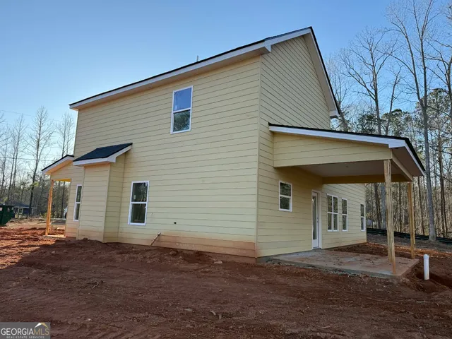 a view of a house with backyard