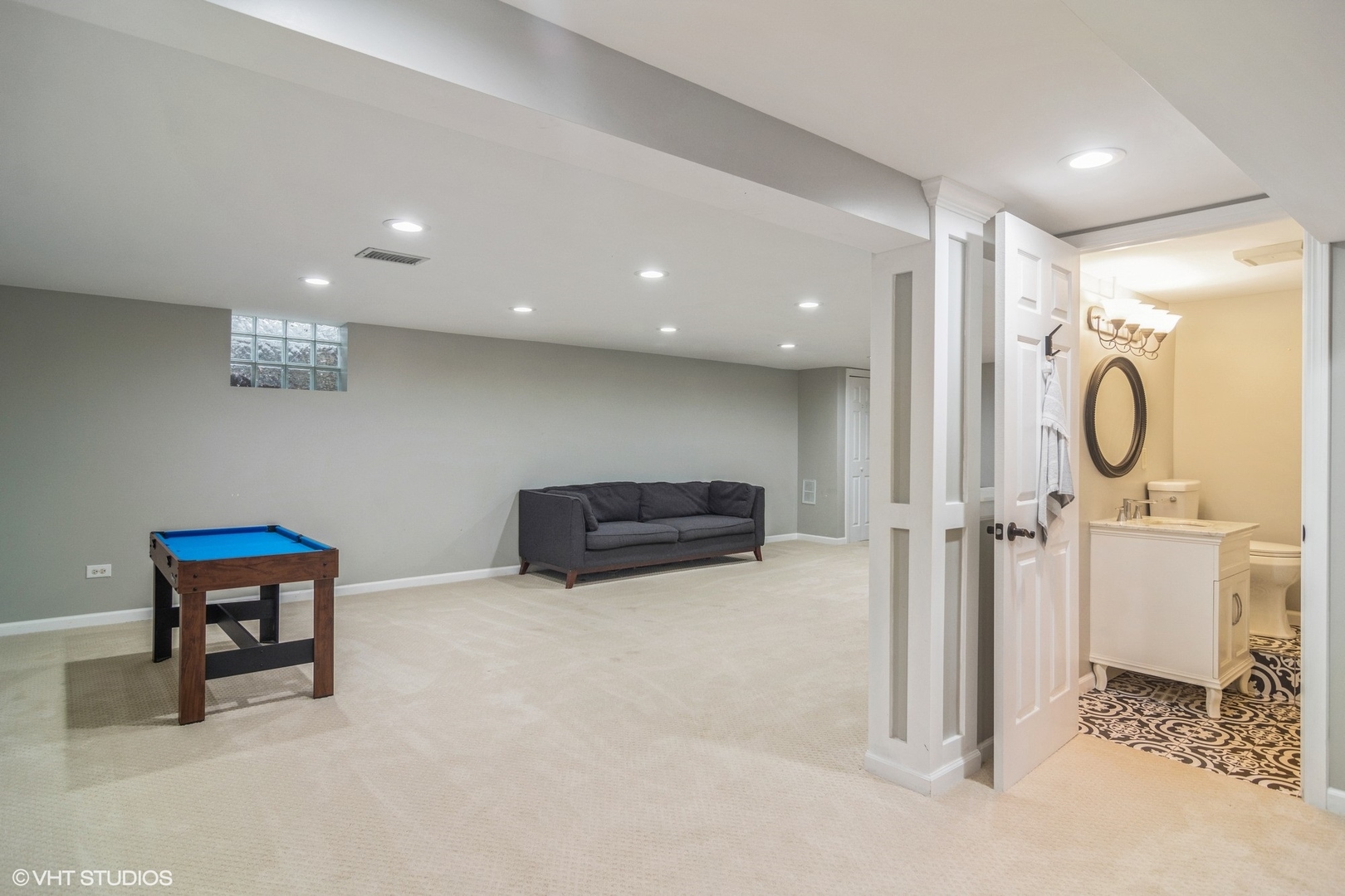 1009 Whitfield Road Northbrook, IL 60062 - Photo 19 of 25 a view of a livingroom with furniture