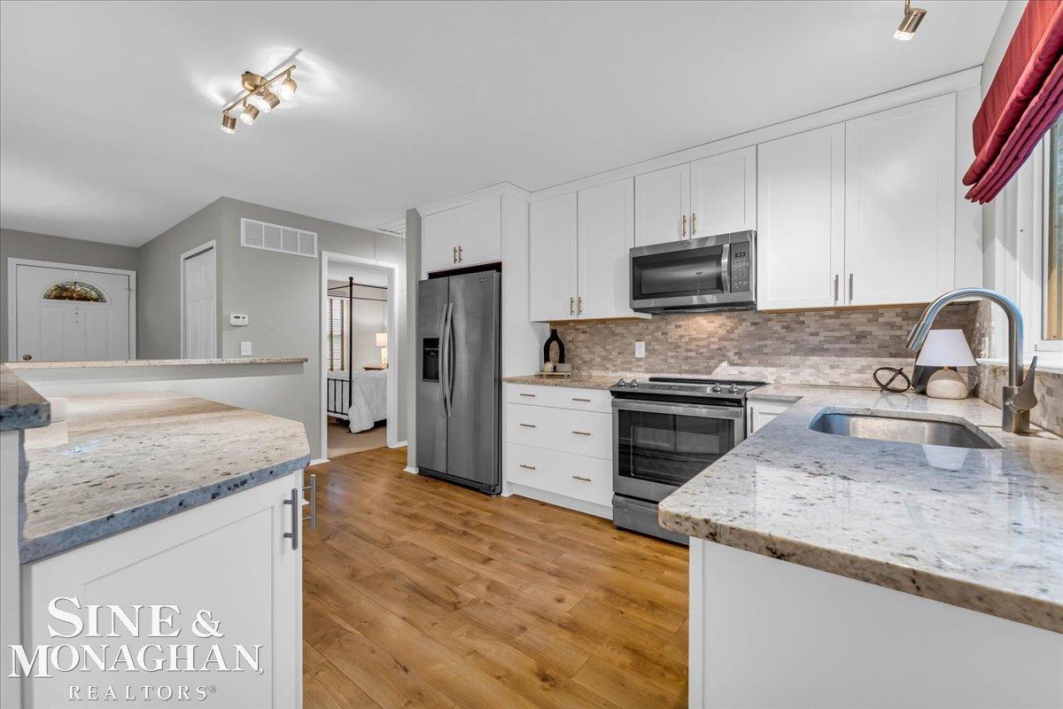 805 Bolinger Street Rochester Hills, MI 48307 - Photo 3 of 35