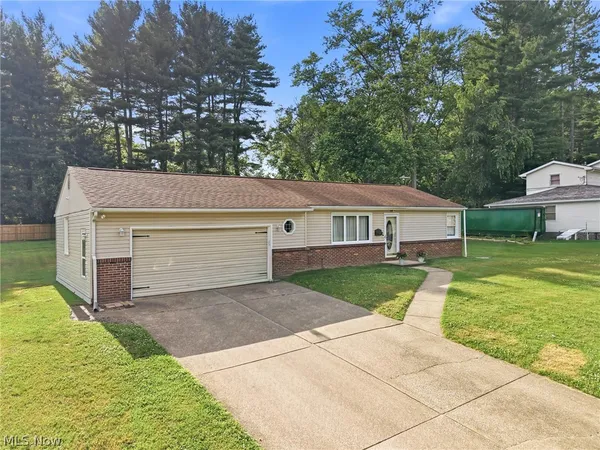 $225,000 | 937 Pineview Avenue Southeast, North Canton, OH 44720