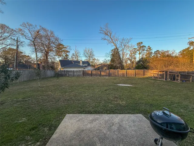 a view of a backyard