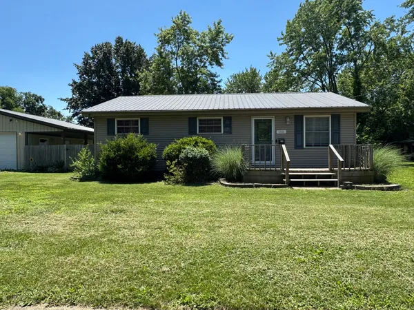 $136,900 | 1006 Diamond Street, Benton, IL 62812