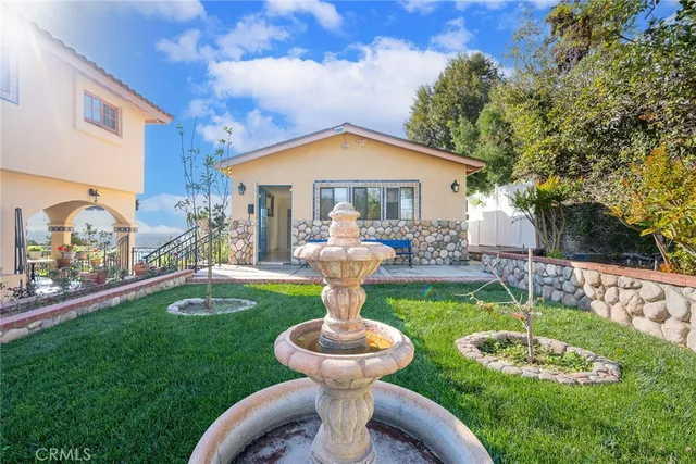 a view of a house with backyard