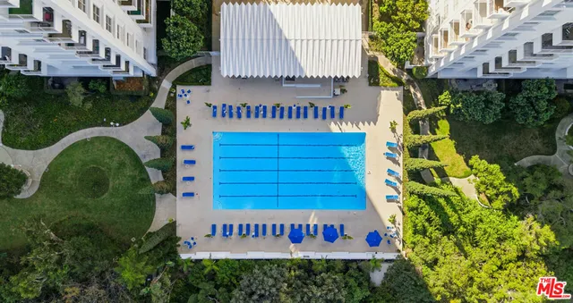 a view of a back yard