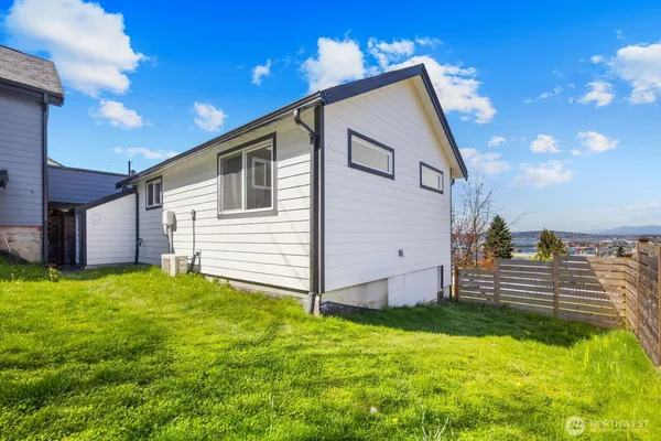 a view of a house with backyard