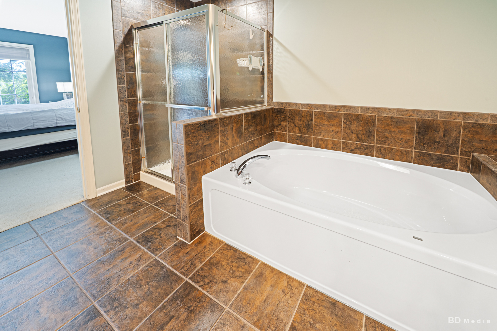 1603 Spyglass Circle Palos Heights, IL 60463 - Photo 24 of 51 a bathroom with a bathtub and a shower