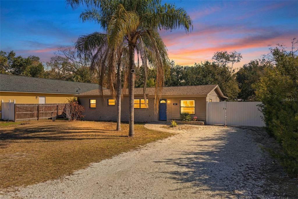 10405 North Woodmere Road Tampa, FL 33617 - Photo 2 of 58