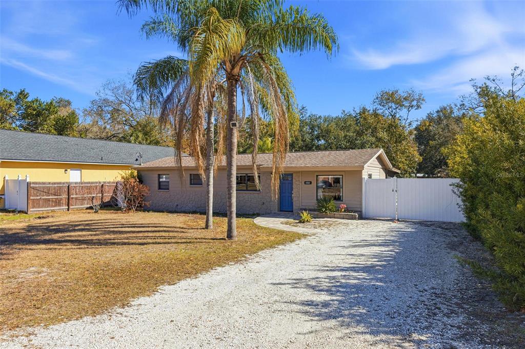 10405 North Woodmere Road Tampa, FL 33617 - Photo 3 of 58