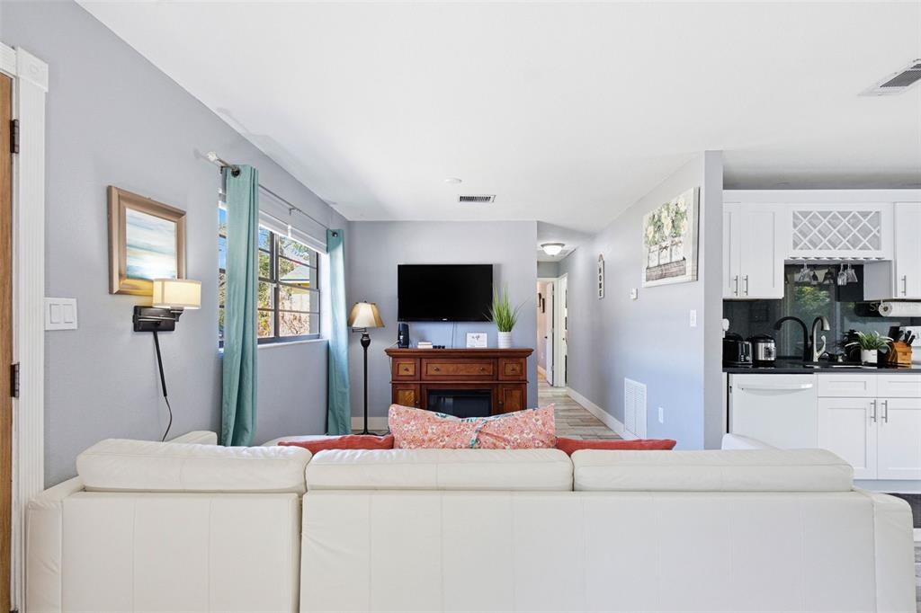 10405 North Woodmere Road Tampa, FL 33617 - Photo 7 of 58