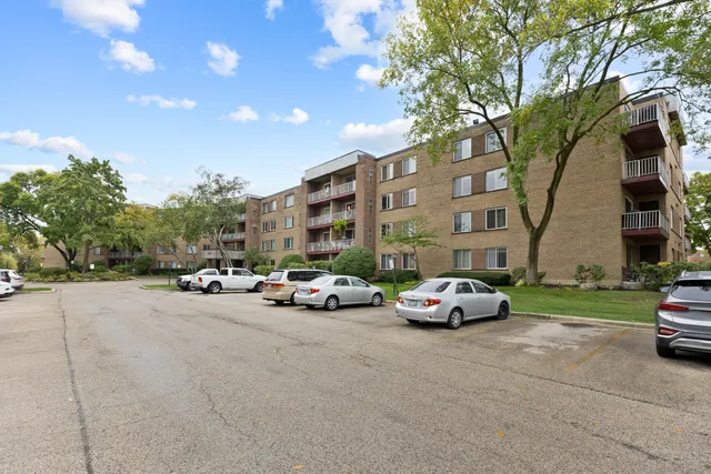 $189,900 | 945 East Kenilworth Avenue, Unit 312, Palatine, IL 60074