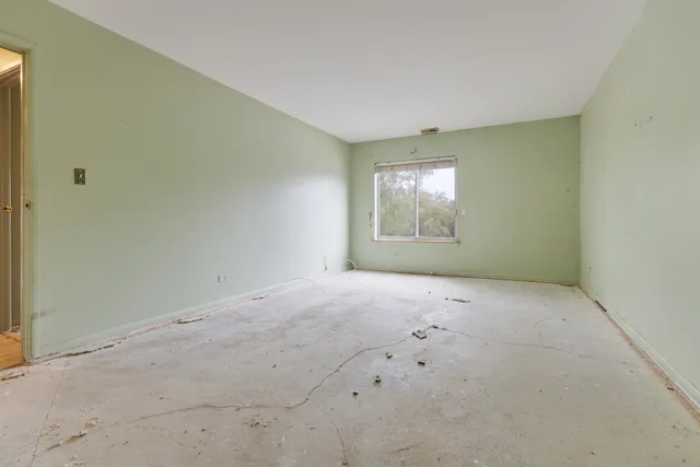 $189,900 | 945 East Kenilworth Avenue, Unit 312, Palatine, IL 60074