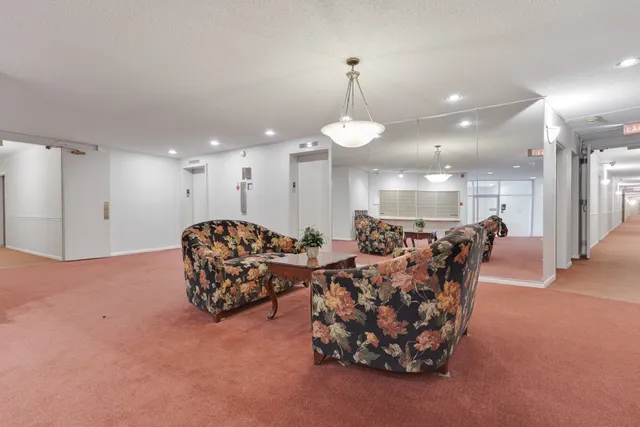 $189,900 | 945 East Kenilworth Avenue, Unit 312, Palatine, IL 60074