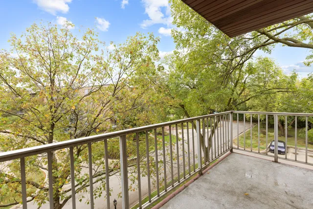 $189,900 | 945 East Kenilworth Avenue, Unit 312, Palatine, IL 60074