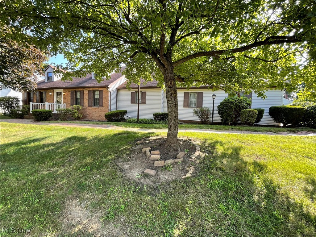 730 Phillips Road Northeast Massillon, OH 44646 - Photo 1 of 27 Ranch-style home with a front lawn