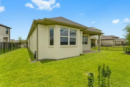 a view of a house with backyard