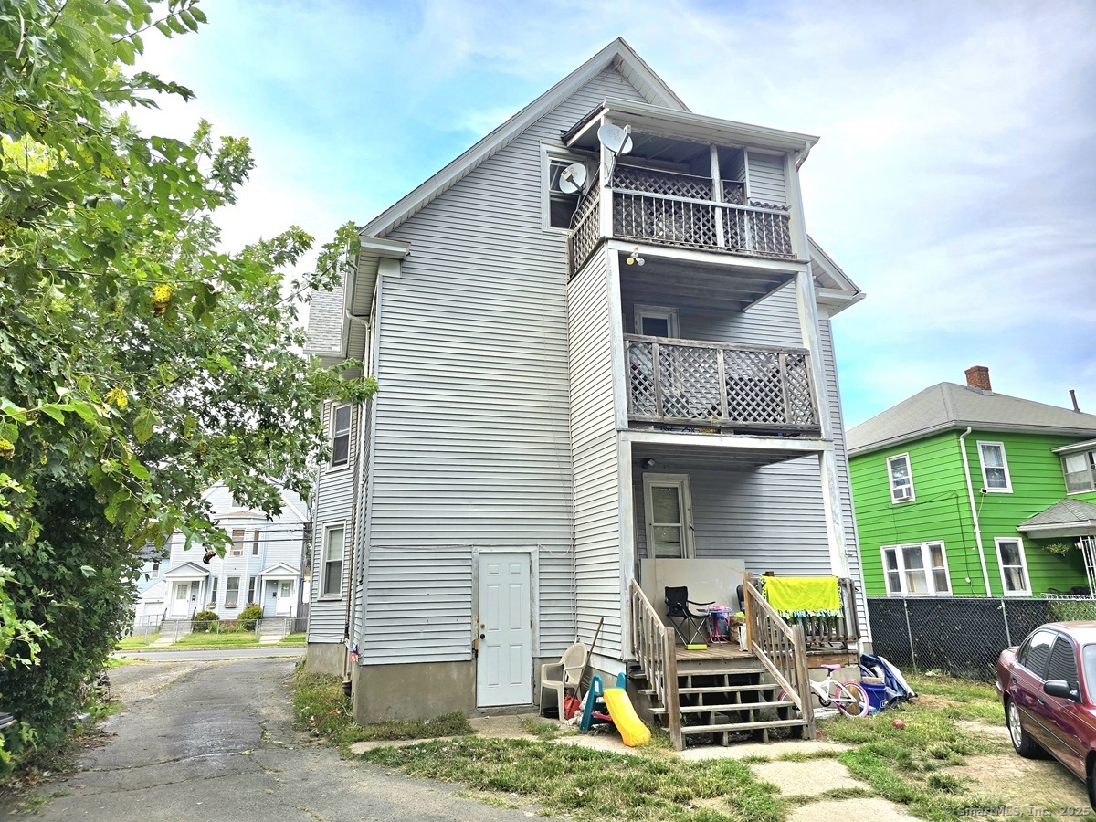 181 Bond Street, Unit 1 Hartford, CT 06114 - Photo 12 of 12 a front view of a house with garden