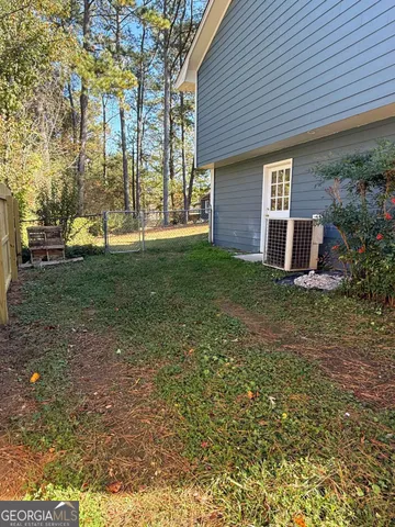 a view of a house with backyard and garden