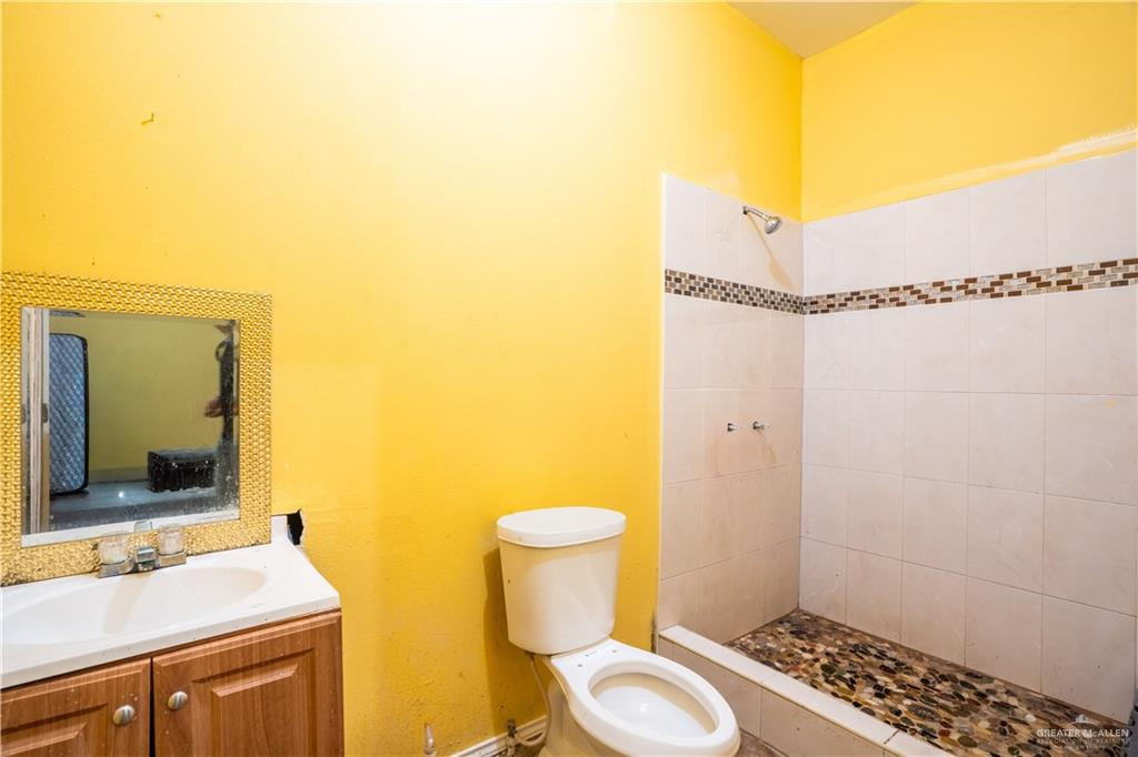 21604 North Val Verde Road Edinburg, TX 78542 - Photo 31 of 39 a bathroom with a sink a toilet and shower