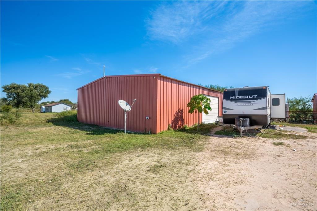 21604 North Val Verde Road Edinburg, TX 78542 - Photo 32 of 39 a backyard of a house