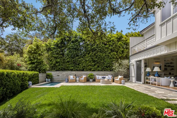 a view of a back yard
