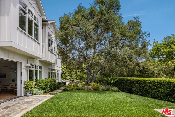 a view of a back yard