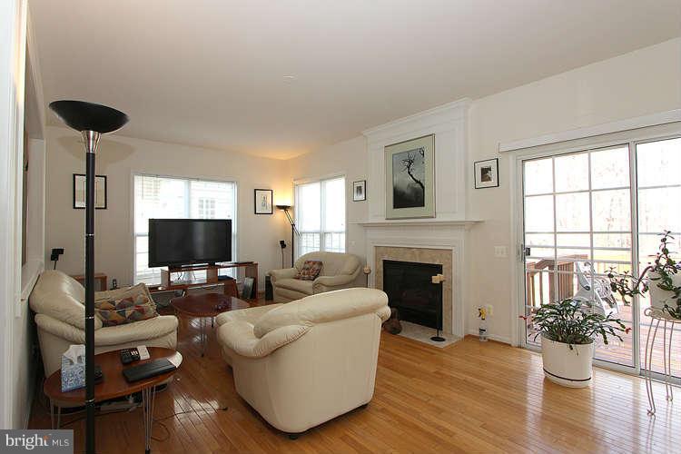 12347 Brown Fox Way Reston, VA 20191 - Photo 8 of 30 Living Room
