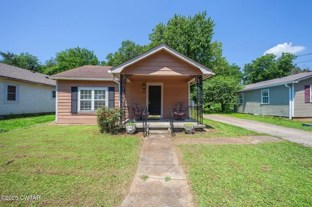 a view of a house with backyard and garden