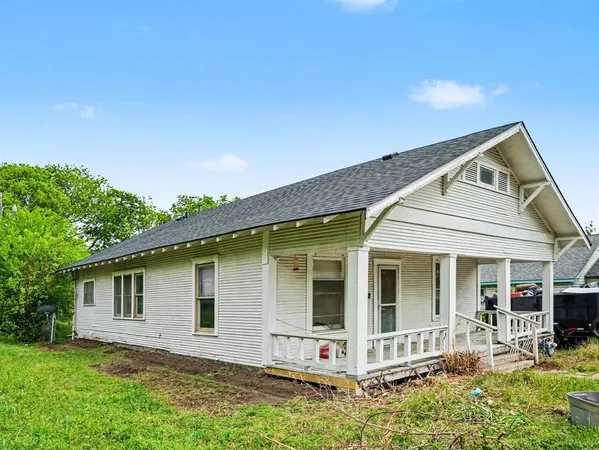 a view of house with front yard