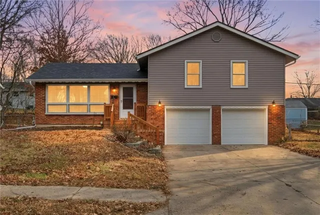 $2,385 | 8631 North Charlotte Street, Kansas City, MO 64155