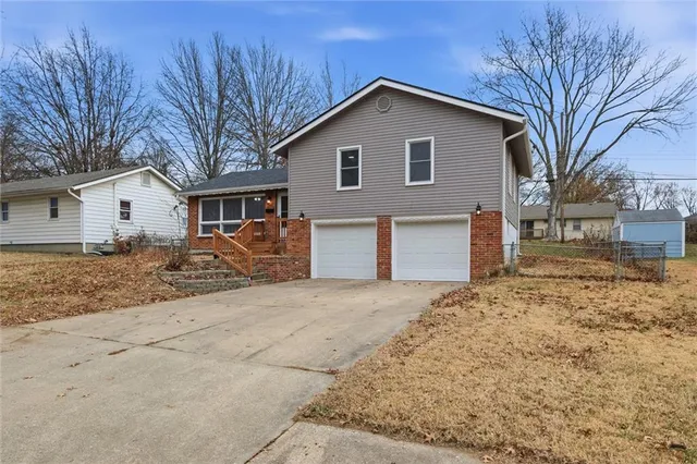 $2,385 | 8631 North Charlotte Street, Kansas City, MO 64155