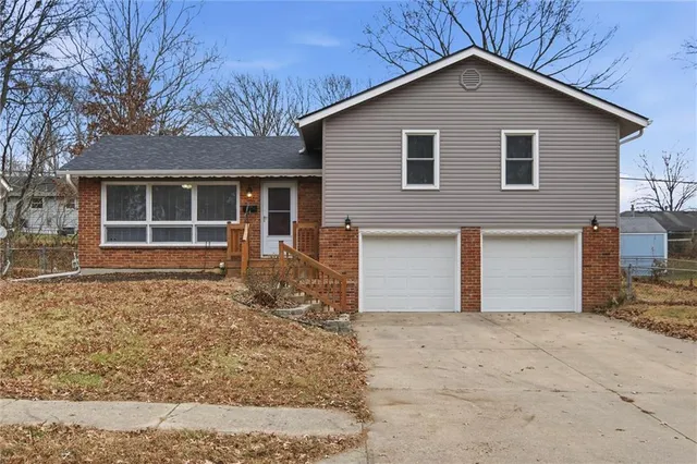 $2,385 | 8631 North Charlotte Street, Kansas City, MO 64155