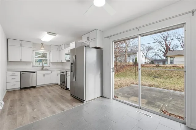 $2,385 | 8631 North Charlotte Street, Kansas City, MO 64155