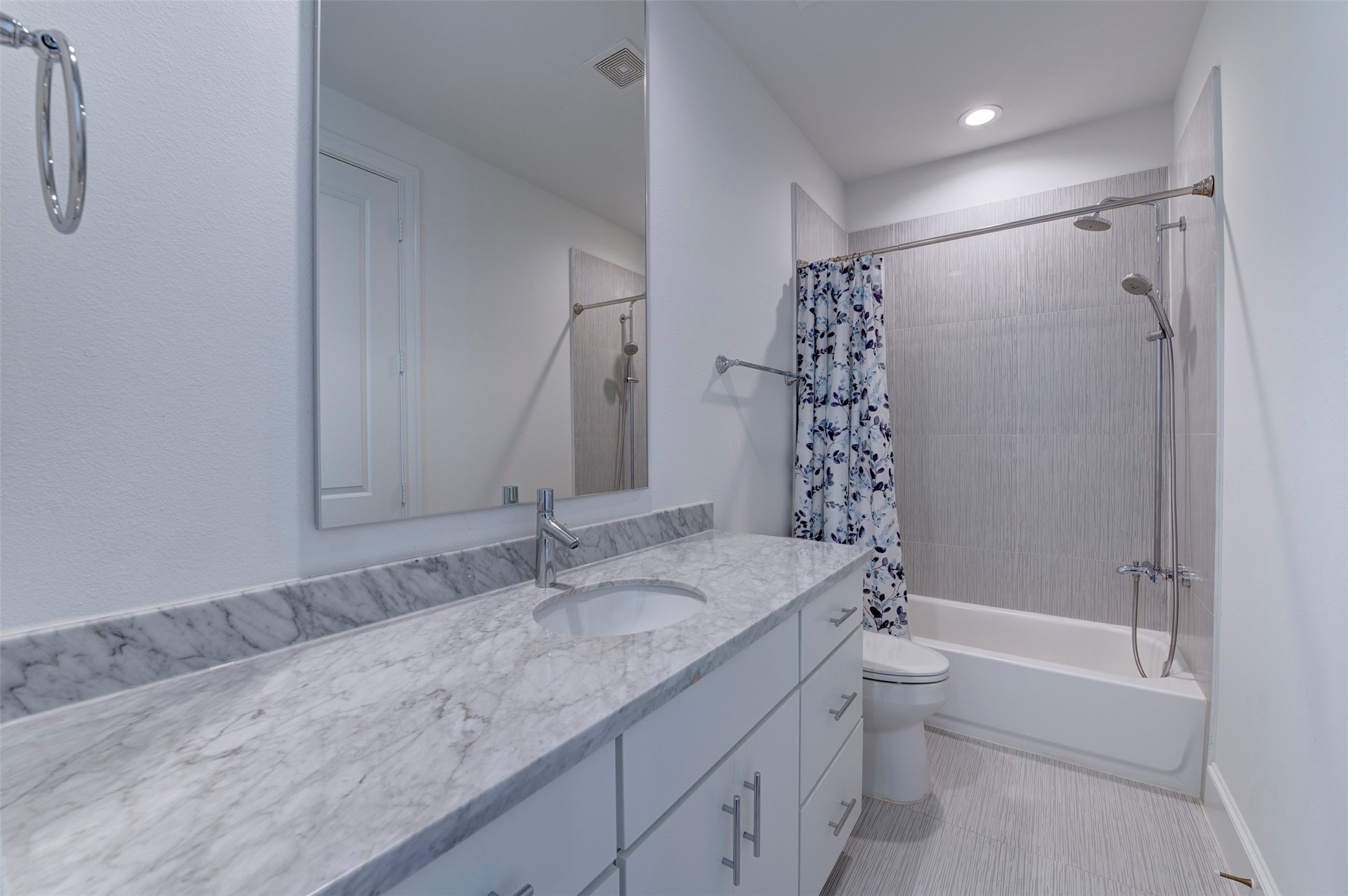 4947 Rusk Street Houston, TX 77023 - Photo 22 of 40 Bathroom between bedrooms two and three