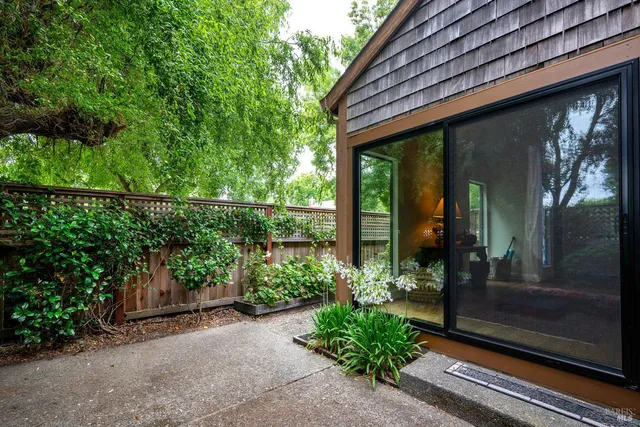 a view of a entrance gate of the house