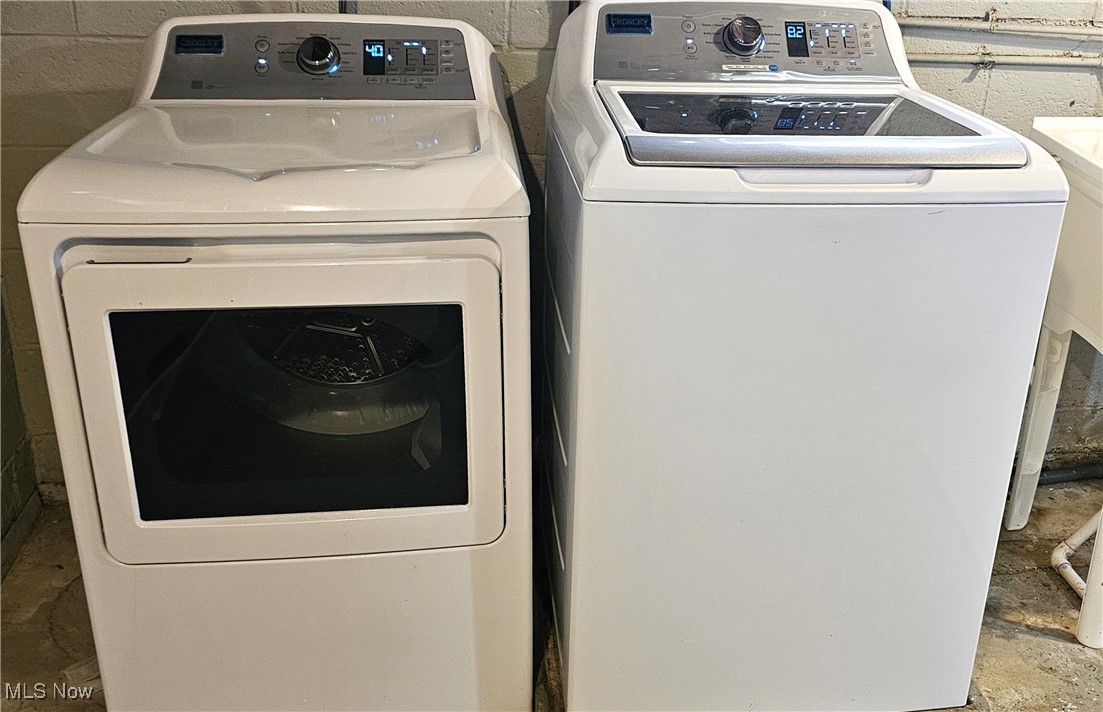 11913 Derby Road Cleveland, OH 44125 - Photo 19 of 28 Laundry room with washing machine and dryer