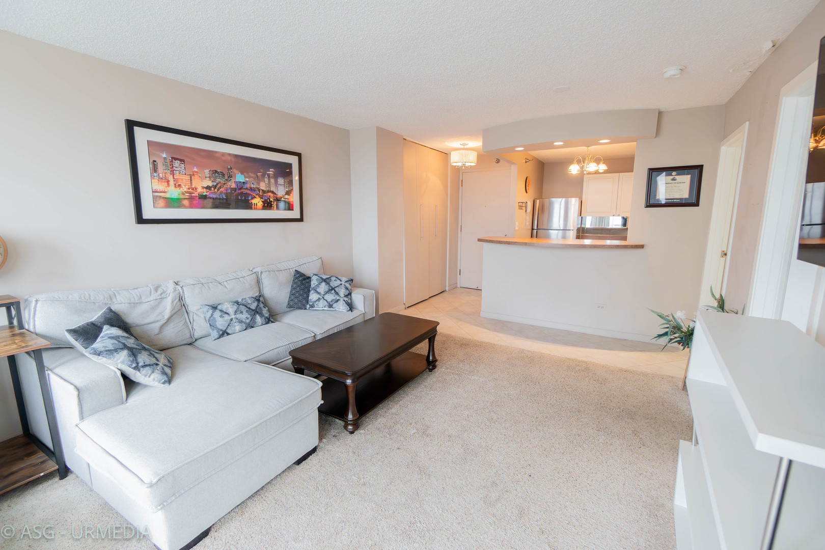 111 West Maple Street, Unit 1211 Chicago, IL 60610 - Photo 5 of 14 a living room with furniture and a painting on the wall
