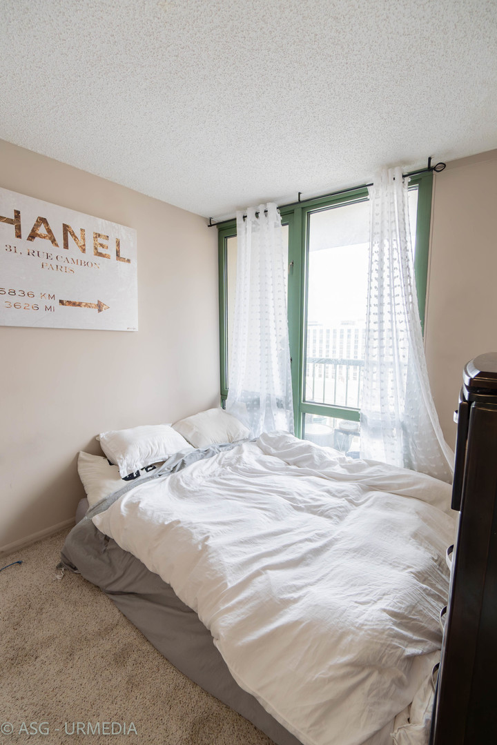 111 West Maple Street, Unit 1211 Chicago, IL 60610 - Photo 8 of 14 a bedroom with a bed and a window