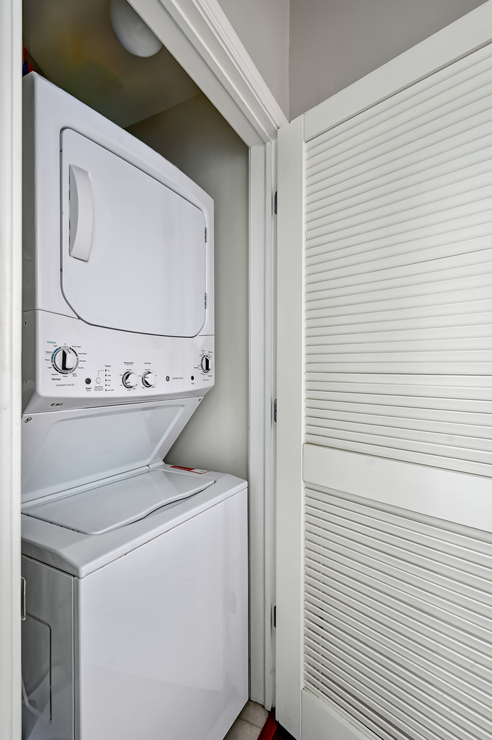 1335 South Prairie Avenue, Unit 1504 Chicago, IL 60605 - Photo 18 of 20 a utility room with dryer and washer