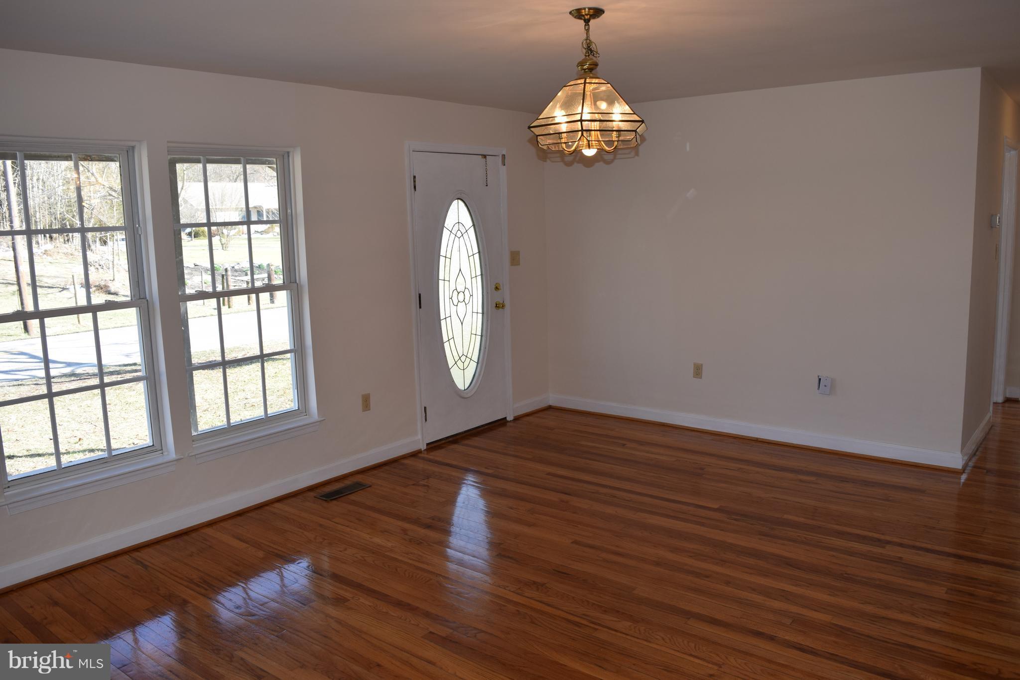 15472 Falling Waters Road Williamsport, MD 21795 - Photo 5 of 17 Living Room