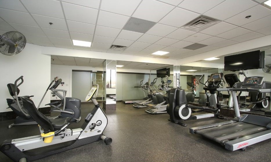 3525 Sage Road, Unit 318 Houston, TX 77056 - Photo 21 of 46 a room with gym equipment