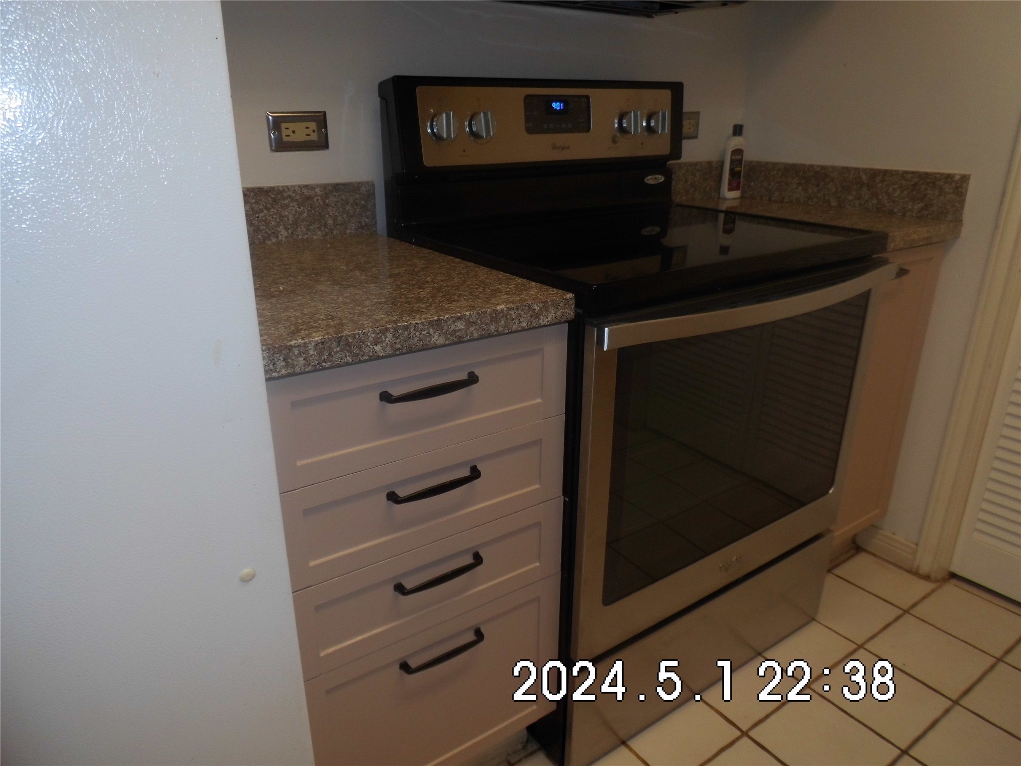 3525 Sage Road, Unit 318 Houston, TX 77056 - Photo 27 of 46 a kitchen with a sink and a stove