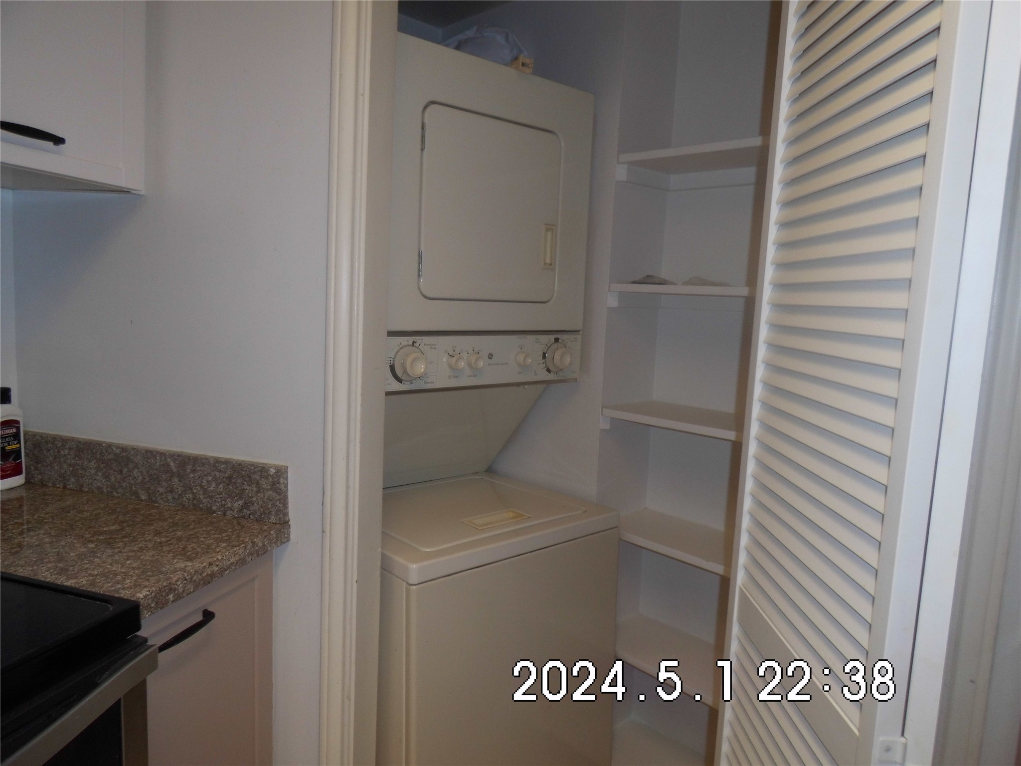 3525 Sage Road, Unit 318 Houston, TX 77056 - Photo 29 of 46 a utility room with washer and dryer