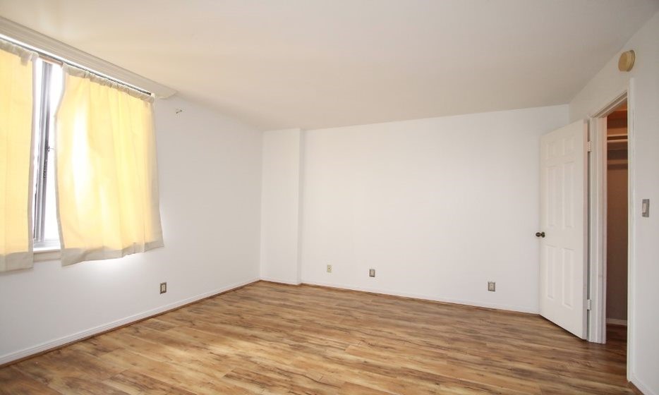3525 Sage Road, Unit 318 Houston, TX 77056 - Photo 44 of 46 a view of an empty room with wooden floor and a window