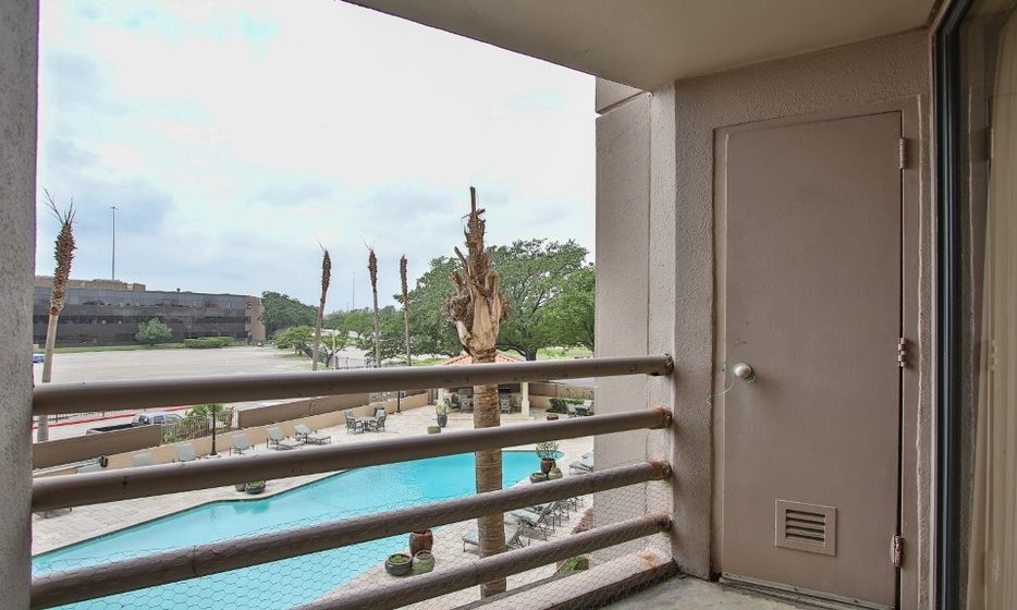 3525 Sage Road, Unit 318 Houston, TX 77056 - Photo 45 of 46 a view of a balcony with an outdoor space