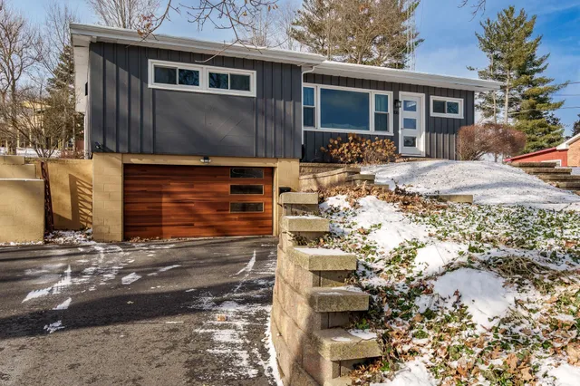a view of a house with a yard