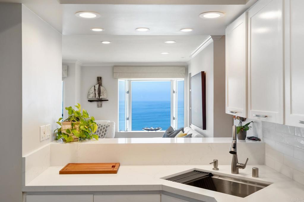 940 Sealane Drive, Unit 14 Encinitas, CA 92024 - Photo 9 of 45 a bathroom with a sink and a bathtub
