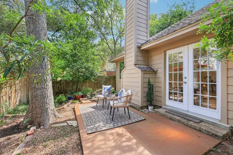 a view of a house with backyard and sitting area