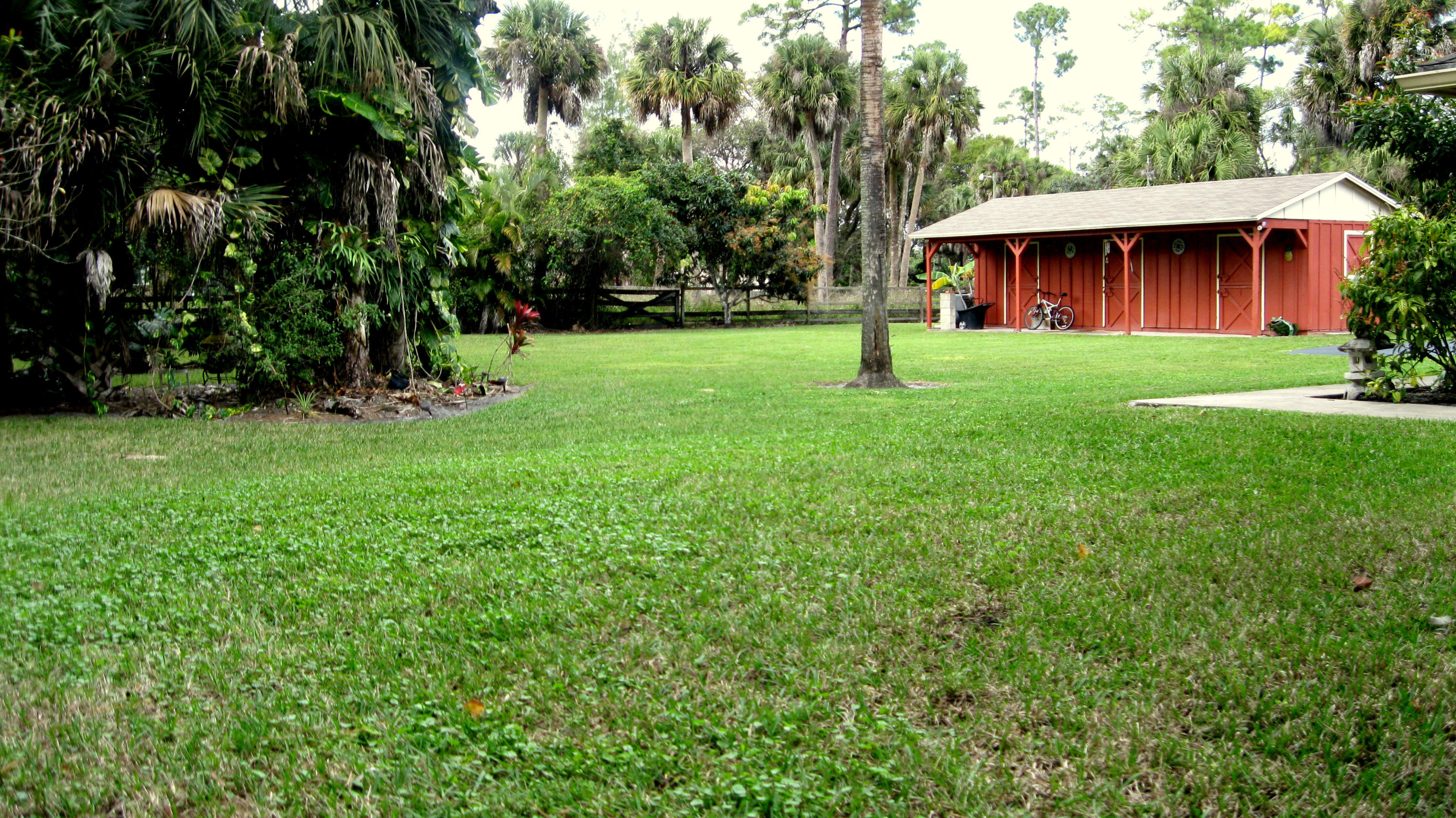 6930 Wilson Road West Palm Beach, FL 33413 - Photo 5 of 26 Side Yard