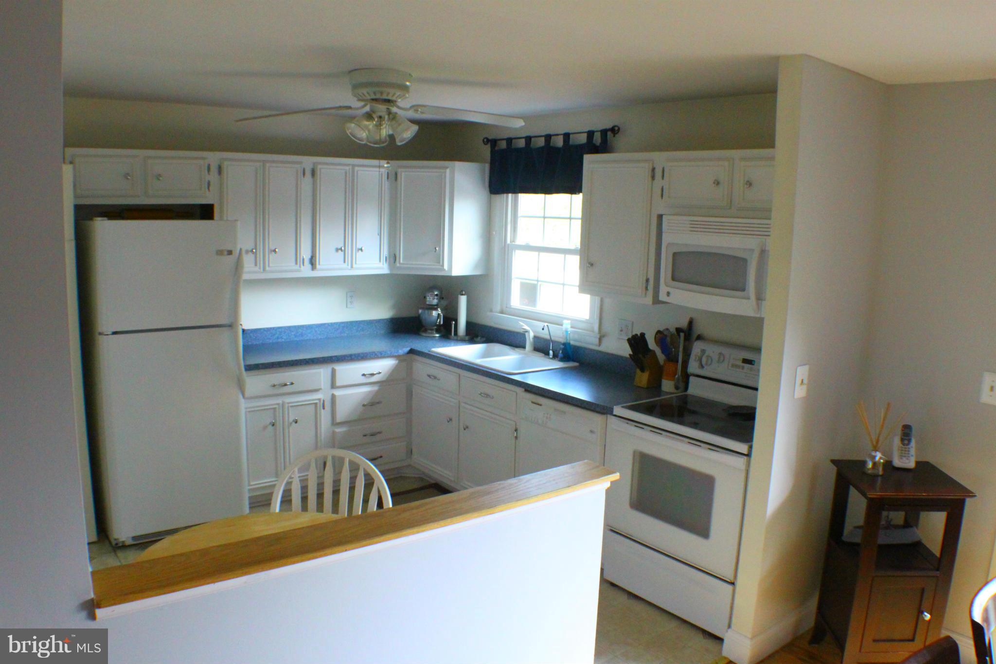 11800 Fernshire Road Gaithersburg, MD 20878 - Photo 8 of 29 Kitchen