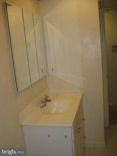 6305 Glenbard Road Burke, VA 22015 - Photo 15 of 18 Bath